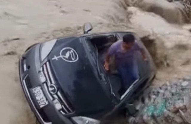 A perui özönvíz sodorta el az autóját, a szélvédőn át menekült