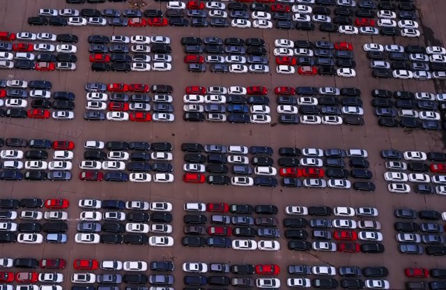 A Volkswagen által visszavásárolt csalós autókat százaival parkoltatják