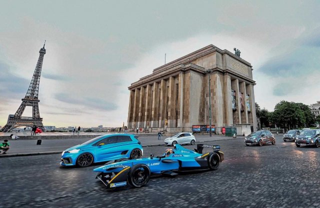 Villanyautókkal vonult a Renault, debütált az önvezető Roborace