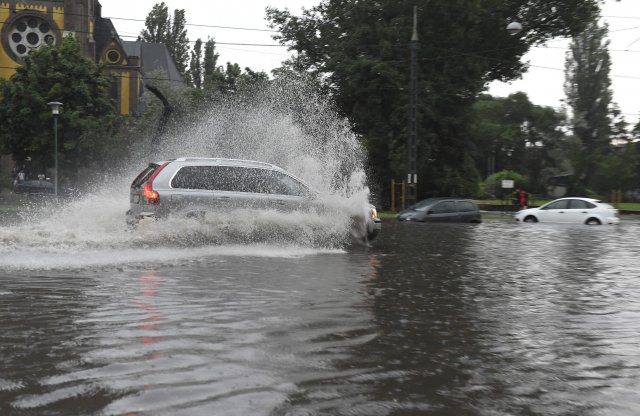 Ismét sok autós pórul járt a keddi esőzésben, mutatjuk, mire érdemes figyelni
