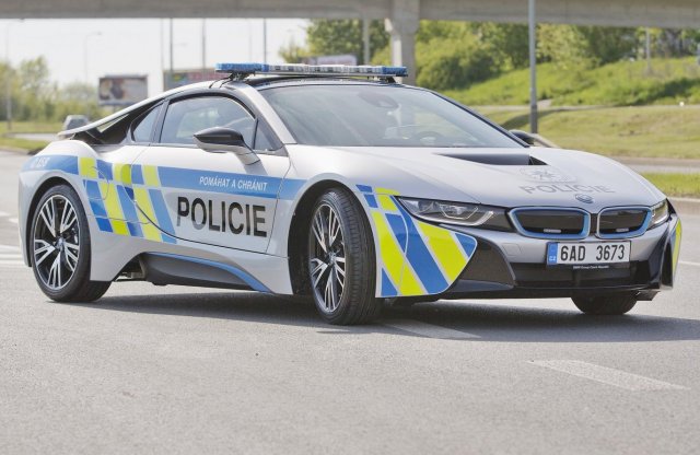 Balesetet szenvedett a csehek BMW i8 rendőautója