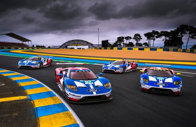 Négy Ford GT a Le Mans-i rajtrácson