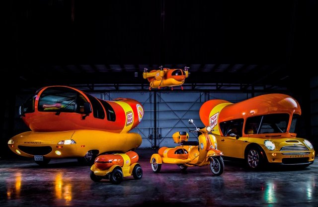 Az Oscar Mayer hotdog készítő kiszállító flottája már igen széles, most már repülnek is