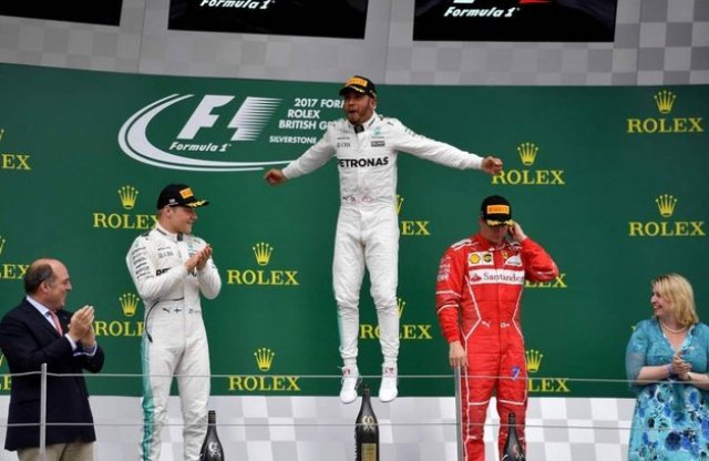 Lewis Hamilton rajt-cél győzelmet aratott Silverstone-ban