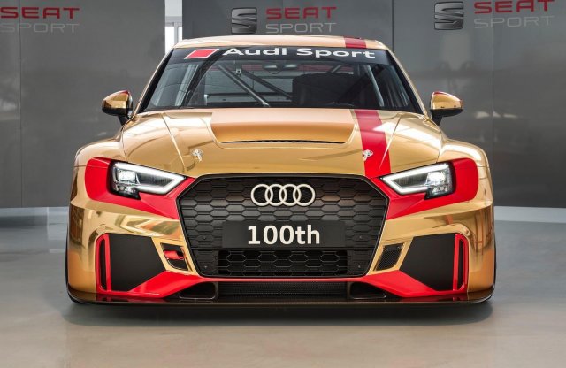 Különleges dizájnnal adták át a 100. Audi RS3 versenyautót