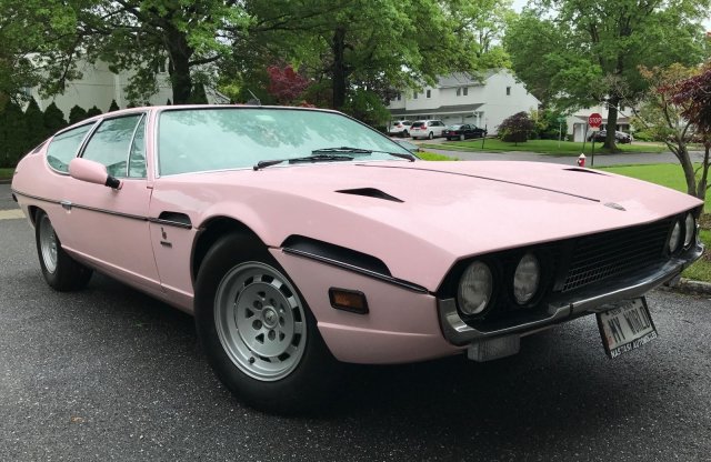 Kívánatos, mégsem kel el a rózsaszínre fényezett Lamborghini Espada