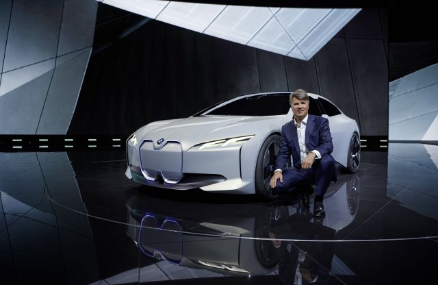 600 kilométeres hatótávval debütált a BMW i Vision Dynamics Concept
