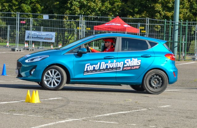 Fiatal vezetőknek kínál vezetéstechnikai programot a Ford