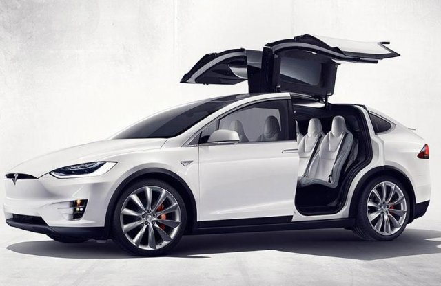 Tesla-híradó: Távirányítóról nyitották ki a Model X ajtóit, jött egy kamion