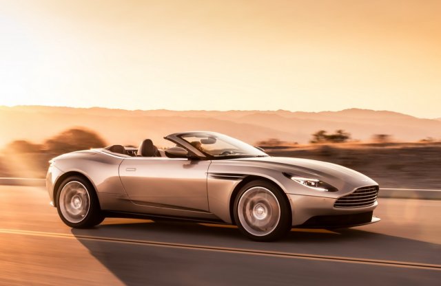 Az AMG V8-asával érkezett a legújabb puhatetős Aston Martin