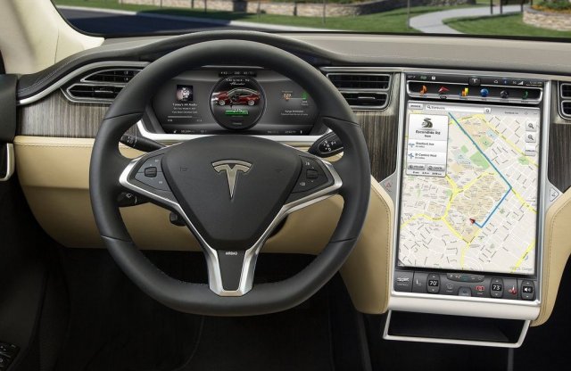 Több mint fél percig lekötheti a sofőrt a Tesla érintőképernyője, de más modelleké is