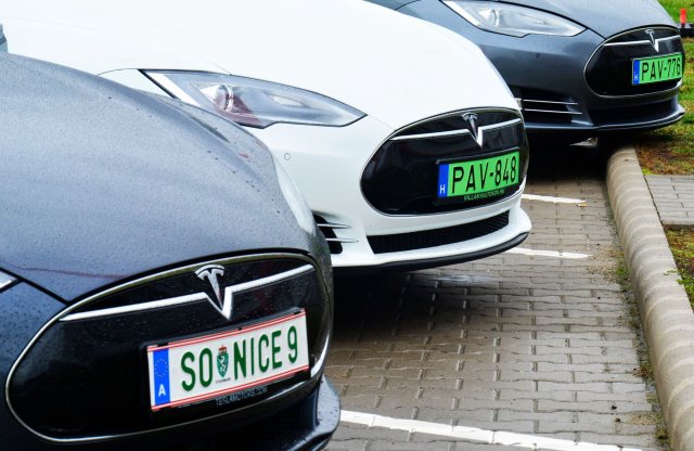 Közel 300 kilométeren ment 9 önvezető Tesla szombaton