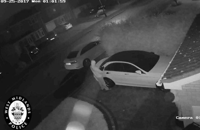 Videó: ház elől, másfél perc alatt lopták el az autót
