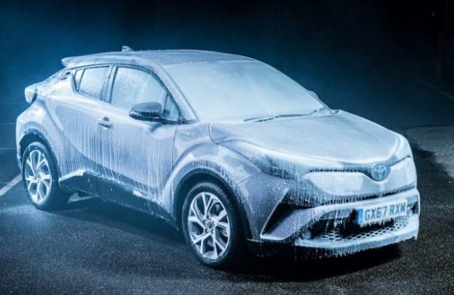 Lefagyasztott autóval figyelmeztet a télre a Toyota