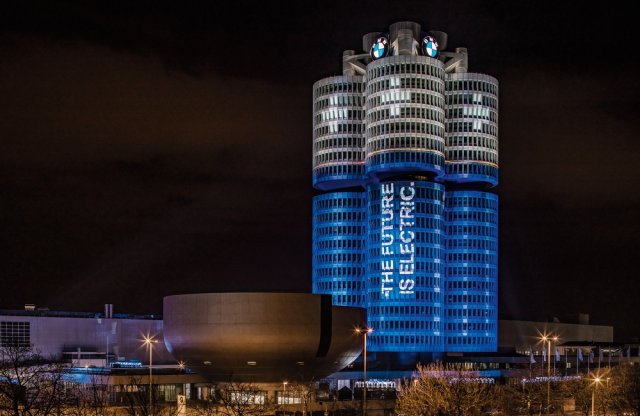 Konnektoros autóinak eladásait ünnepelte a BMW