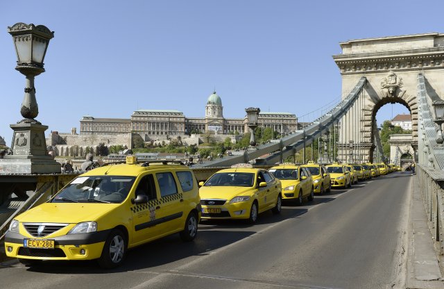 Budapesten eddig sem lehetett 10 évnél idősebb autóval taxizni, januártól ez országos előírás