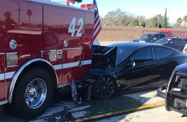 Újra vizsgálat indult a Tesla ellen, megint balesetezett egy Model S