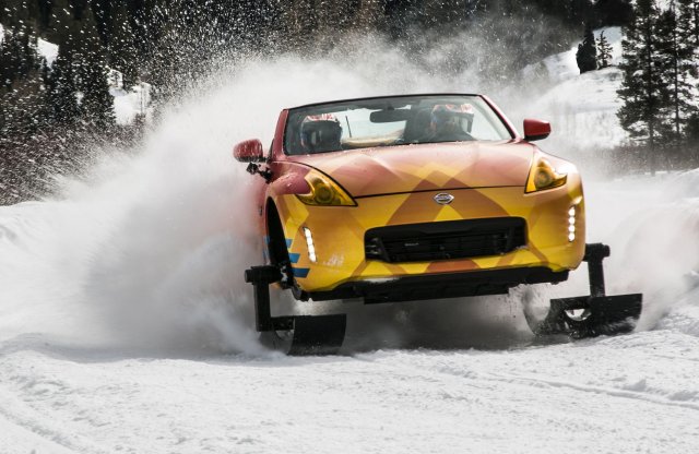 Lánctalpas Nissan 370Z a hófedte hegycsúcsokra