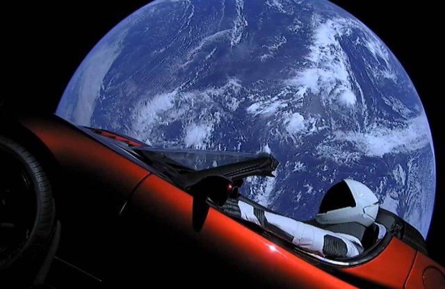 Már a világűrben az első autó, egy Tesla Roadster