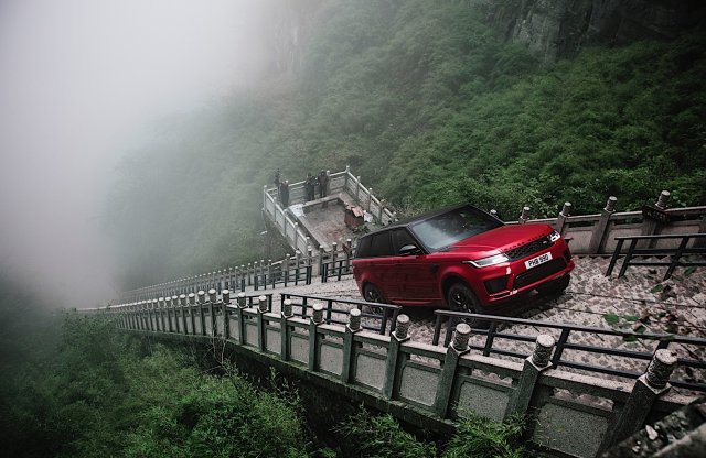999 lépcsőt mászott meg egy konnektoros Range Rover