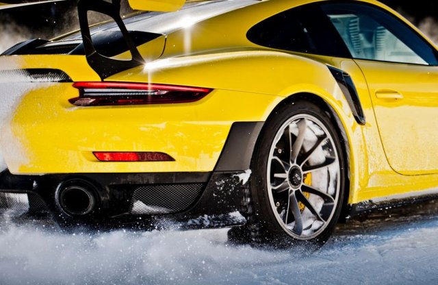 Páros táncot jár a Porsche 911 ST és az új GT2 RS