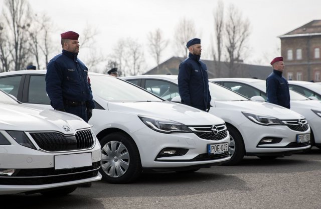 Opel, Škoda, Suzuki és Mercedes típusokat vásárolt a rendőrség