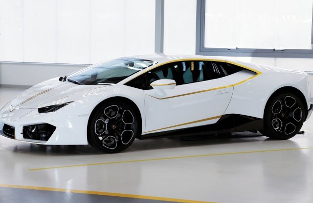 Árverésen értékesítették Ferenc pápa Lamborghinijét