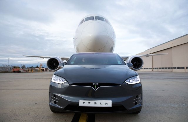 Egy Boeinget is képes elhúzni a Tesla Model X