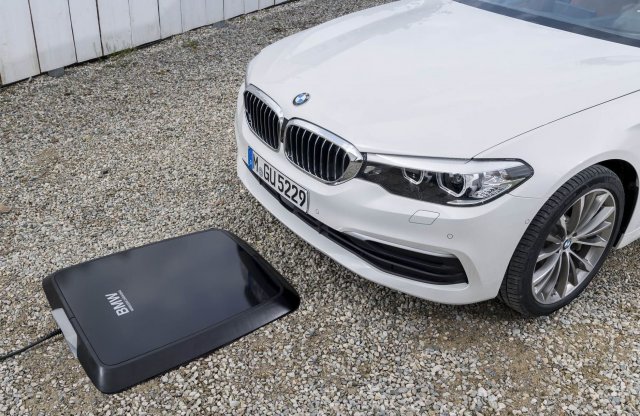 Nagyot lépett előre a BMW a gyári vezeték nélküli töltővel