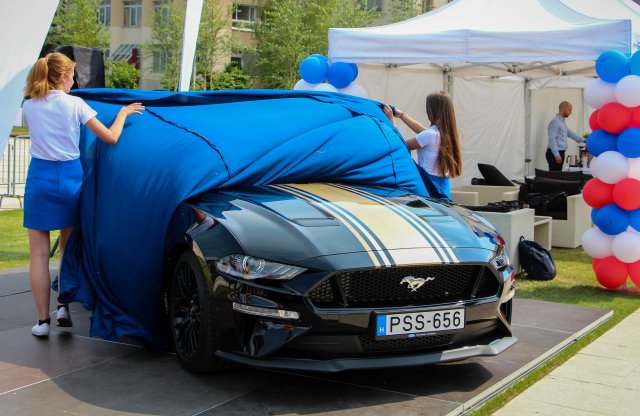 Egy világrekord kísérlet társaságában debütált az új Mustang
