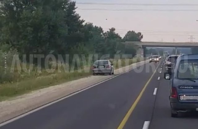 A szemközti útpadkán előzött egy szerencsevadász az épülő M2-es autóúton