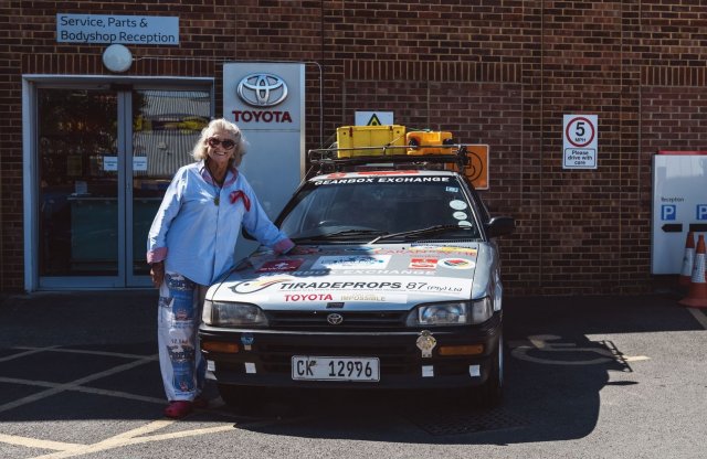80 éves hölgy és 20 éves Corolla indult Afrikából Angliába