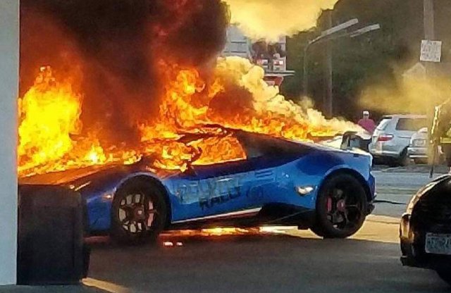 Banális hiba miatt semmisült meg egy Lamborghini a benzinkúton