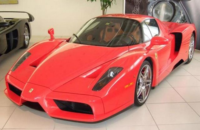 Az F1-es legenda Ferrari Enzójában csak 8363 kilométer van.