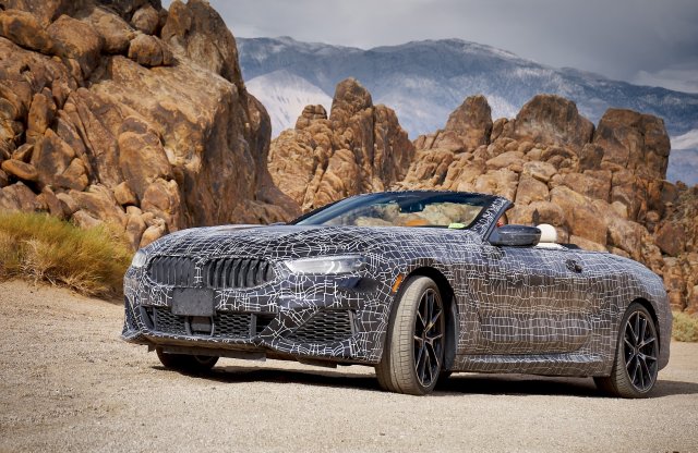 Sivatagi viszonyok mellett tesztel a BMW, a 8-as kabrió a főszereplő