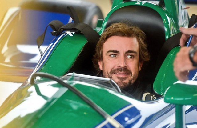 Sporttörténelmi pillanat! Alonso ismét IndyCar versenyautóba ült.