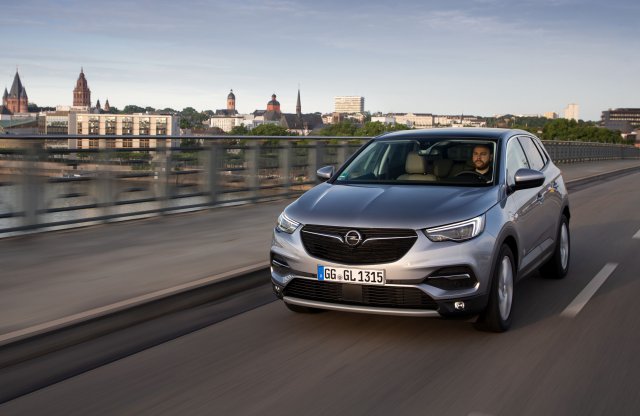 Tovább bővíti kompakt SUV portfólióját az Opel