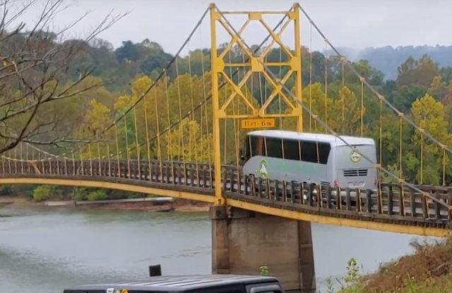 Nem viccből van súlykorlát ezen a hídon, ez történik, ha túlsúlyos jármű hajt át