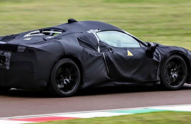Kémfotókon a Ferrari vadonatúj hibrid modellje!