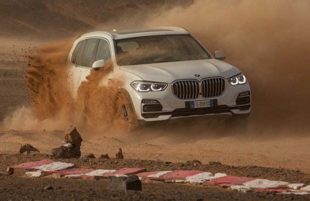 Újraépítette Monzát a BMW, a sivatag kellős közepén