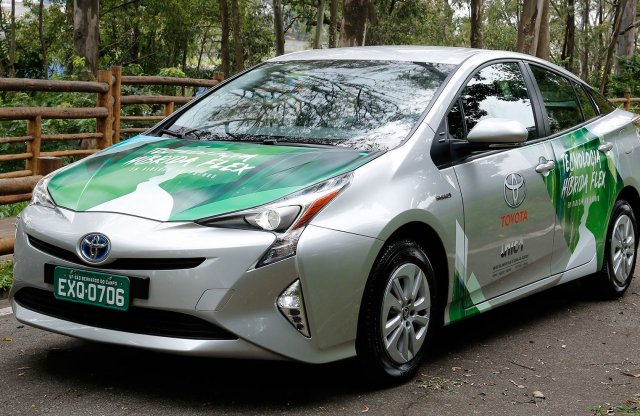 Elkezdi forgalmazni világ első etanol-elektromos hibridjét a Toyota
