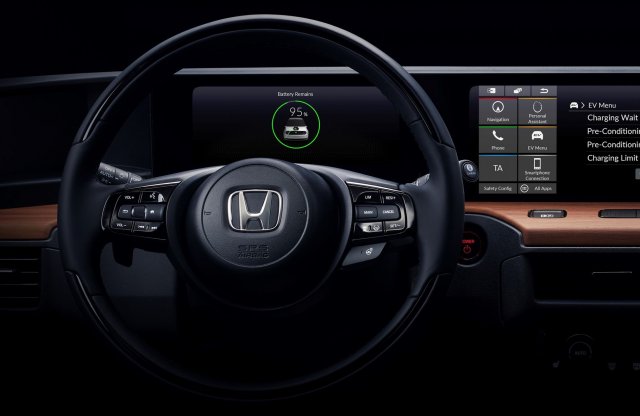 Szinte mozivászon méretű digitális kijelzővel érkezik a villany Honda