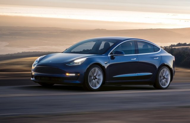 Hamarosan Budapesten is Tesla szalonból lehet elvinni az amerikai villanyautókat
