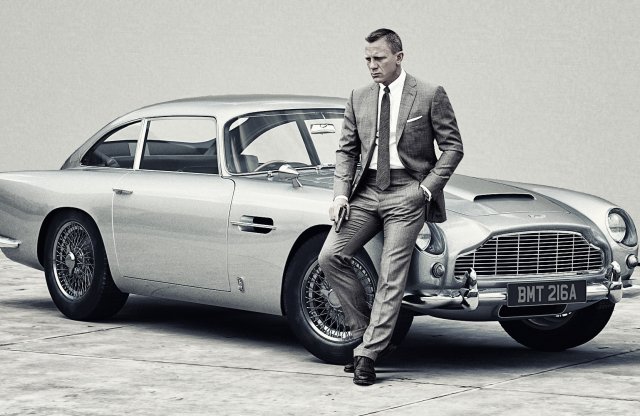 Nem csak a főszereplő változik, az új Bond filmben villanyautó lesz a sztár járgány