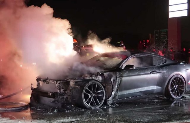 Egy Ford Mustang GT lett a tűz martaléka
