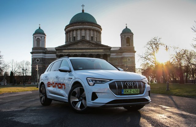Már a hazai utakon is találkozhatsz a villanyhajtású Audi szabadidő-autóval