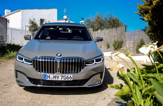 Várd ki, élőben egész más! – Finom gép az új hibrid 7-es, a BMW jó irányba csiszolta a limuzint