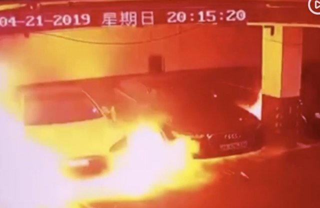 Lángra lobbant egy Tesla egy sanghaji zárt parkolóban