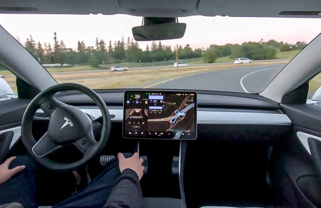 A Tesla saját számítógépe kerül mostantól az új autókba, ezzel már lehetséges az önvezetés