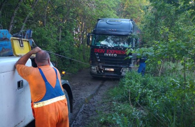 Veszélyes helyzetbe sodorta GPS készüléke azt a két kamionost, akik beragadtak a mocsárba Budapesten